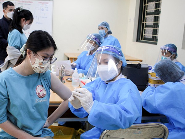 Hà Nội bắt đầu triển khai tiêm vắc xin phòng Covid-19 cho trẻ từ 15-17 tuổi
