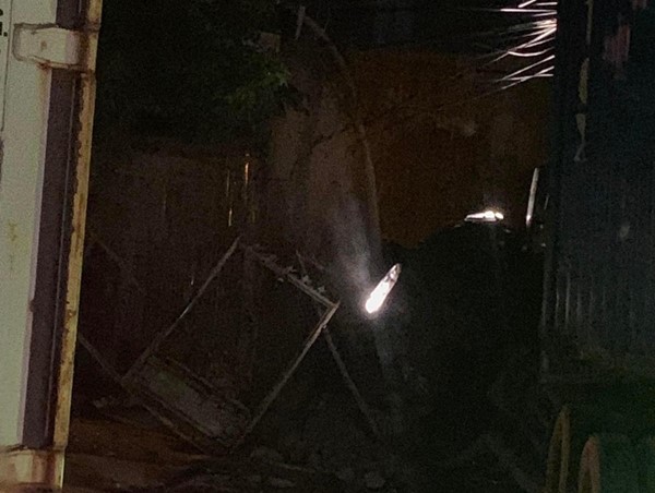 Xe container bất ngờ đâm ô tô con đỗ ven đường khiến 2 người tử vong