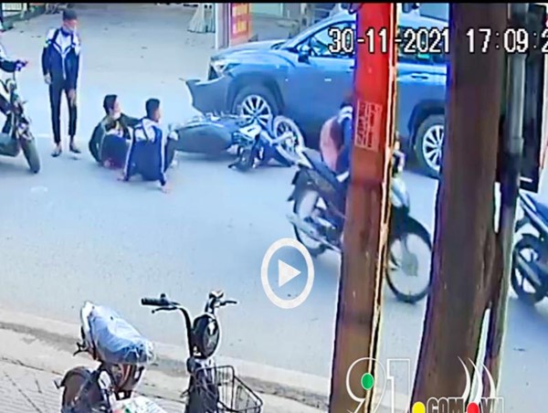 [Clip] Xe máy "kẹp" 3 lấn làn lao vào đầu ô tô, nam sinh bị tài xế ô tô đấm thẳng mặt