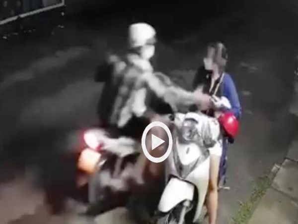 [Clip] 2 đối tượng áp sát cướp điện thoại, cô gái hô hoán kêu cứu
