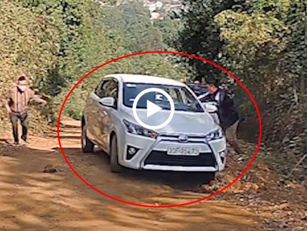 [Clip] Xe sập gầm khi lên dốc, tài xế xuống xe không kéo phanh tay làm xe trôi ngược lại 