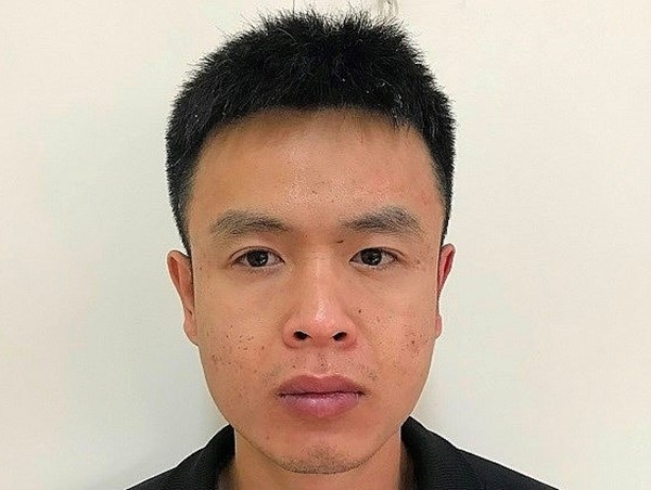 Không đội mũ bảo hiểm, đi ngược chiều còn "găm hàng"