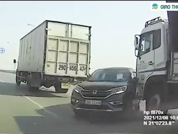 [Clip] Xe tải lấn làn húc ô tô con xoay quanh trên cầu Phù Đổng
