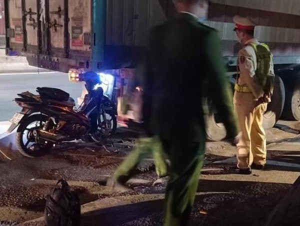 [Clip] Tông vào đuôi xe container đỗ bên đường người đàn ông tử vong tại chỗ