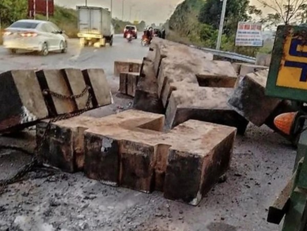 Bắc Giang: Xe đầu kéo làm rơi nhiều khối bê tông, đè chết người đi đường