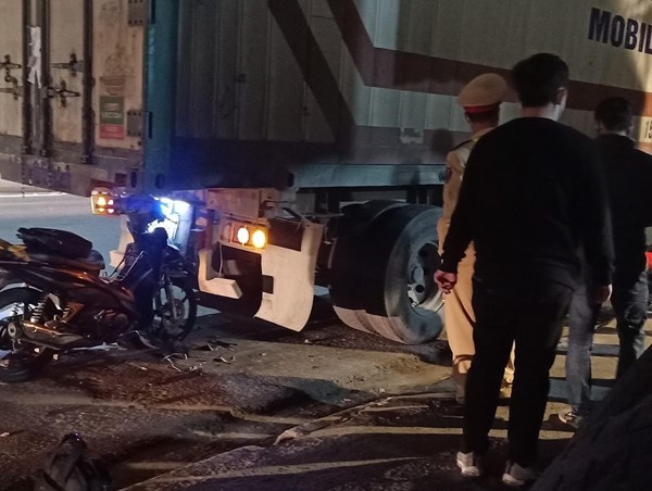 Hải Phòng: Đâm vào xe container đỗ ven đường người đàn ông tử vong tại chỗ