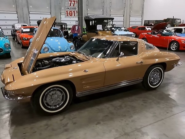 Ngắm nhìn chiếc Chevrolet Corvette cổ điển cuối cùng với cửa sổ tách rời