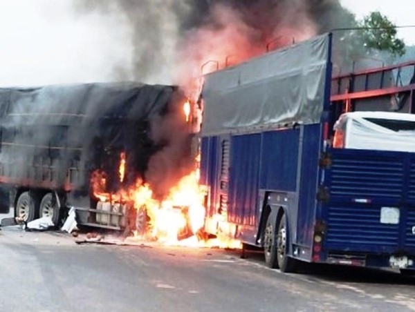 [Clip] Khoảnh khắc hai xe đối đầu nhau bốc cháy, 1 người tử vong 