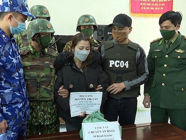 Bắt quả tang 2 đối tượng vận chuyển 10 bánh heroin 