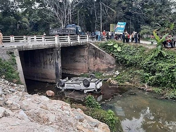 Xe bán tải lao xuống sông rồi lật ngửa, 4 người thương vong
