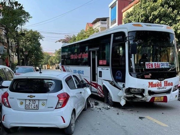 [Clip] Xe con lao sang làn đường đối diện, đấu đầu trực diện xe khách