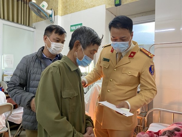 CSGT lao xuống dòng nước xiết, cứu cô gái nhảy cầu tự vẫn