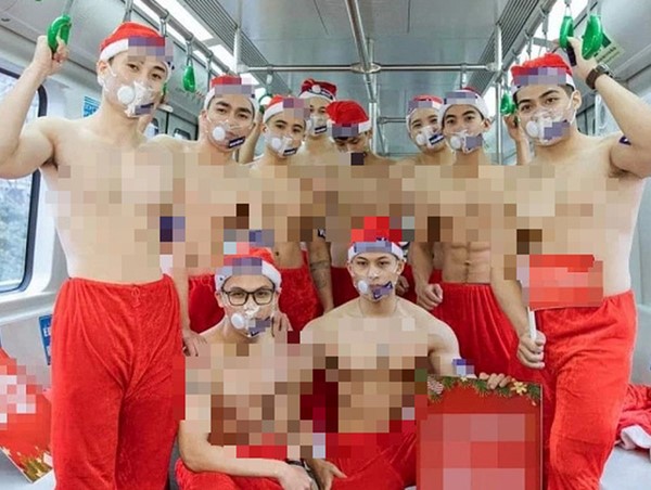 Nhóm thanh niên cởi trần gây phản cảm trên tàu Cát Linh-Hà Đông