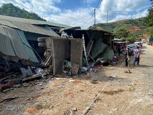 Xe tải lao vào hàng quán ở Điện Biên, 2 phụ nữ tử vong