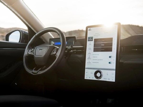 Vì sao General Motors không  thiết kế màn hình thông tin giải trí theo chiều dọc?