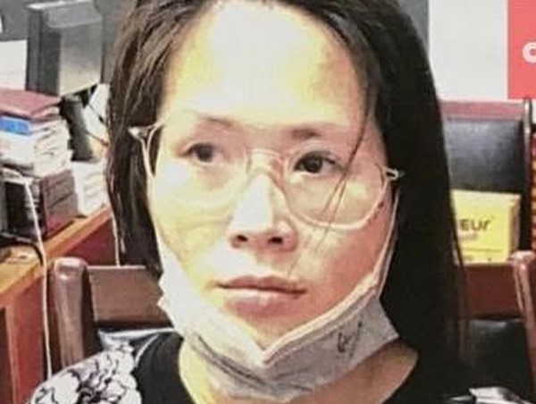 Gặp công an, cô gái tự giao nộp gói ma tuý đá