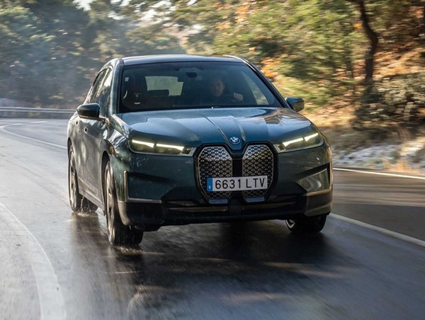 BMW iX 2022: Một chiếc SUV điện cao cấp với hiệu xuất cao