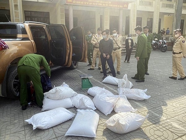 Đi xe bán tải chở "thần chết" nghênh ngang trên đường