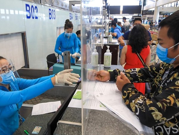 Mở lại đường bay quốc tế: Cẩn trọng với biến chủng Omicron