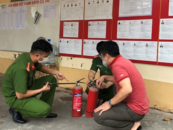 Cảnh báo thủ đoạn xưng danh là cán bộ PCCC để bán tài liệu