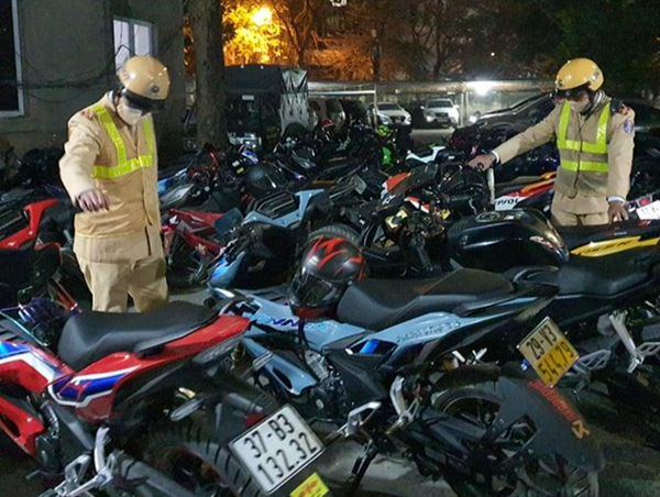 Cảnh sát vây bắt nhóm “quái xế” náo loạn đường Võ Chí Công