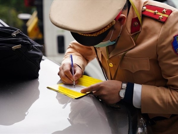 Đến nộp phạt khi đã quá thời hạn thì có được nhận phương tiện và bằng lái không?