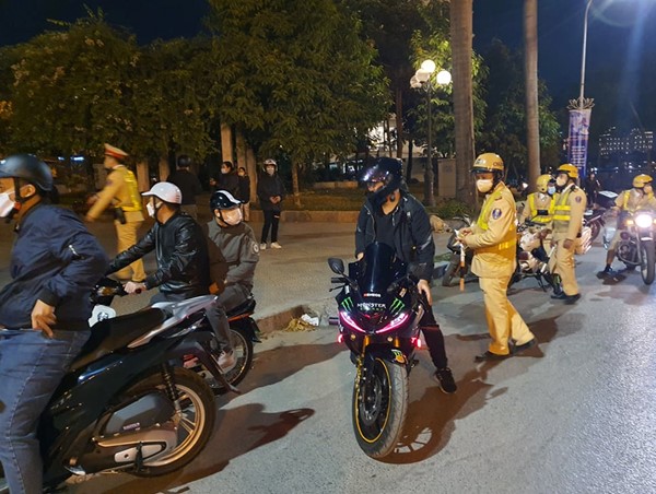Hà Nội: Xử lý 69 “quái xế” chạy xe phân khối lớn gầm rú trong đêm 