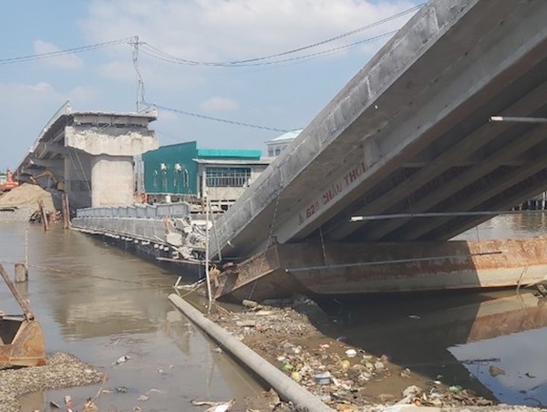 [Clip] Cà Mau: Cầu Cái Đôi Vàm đang xây bất ngờ sập nhịp, chắn ngang sông