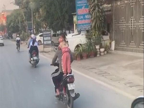 [Clip] Thót tim cảnh ông bố đèo con, cho con đứng trên xe máy như làm xiếc