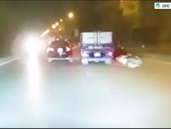 [Clip] Xe tải đánh lái va quệt với xe máy rồi bỏ chạy