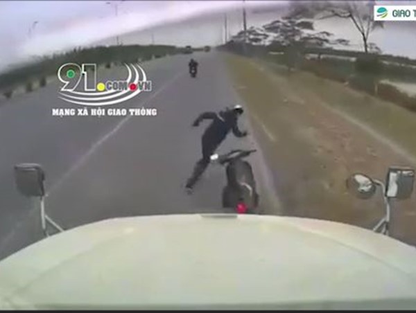 [Clip] Rùng mình tài xế xe container nghi buồn ngủ tông vào người đi xe máy bên đường