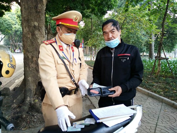 Hà Nội: CSGT nhặt được ví tiền và giấy tờ quan trọng tìm trả “khổ chủ”