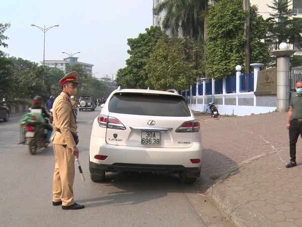 Hà Nội: CSGT phát hiện xế sang Lexus đeo biển xe khác, số khung và số máy bị đục