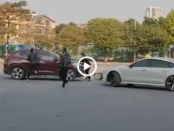[Clip] Nhóm thanh niên lao vào tấn công ô tô, 2 xế hộp đuổi nhau như phim hành động