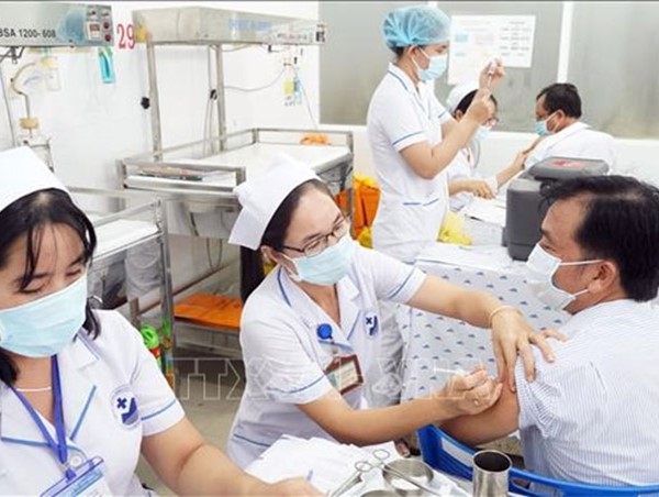 Thủ tướng Chính phủ yêu cầu tăng cường tiêm chủng, kiểm soát biến chủng mới Omicron