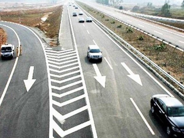 Vạch sơn xương cá: Lỗi kỹ thuật của đơn vị thi công vạch kẻ đường