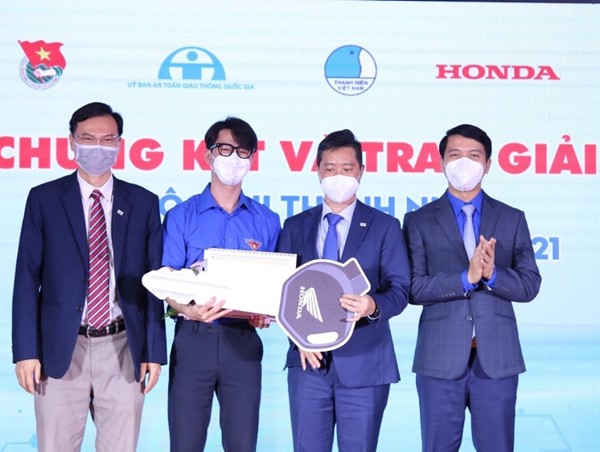 Trao giải cuộc thi trực tuyến “Thanh niên với văn hóa giao thông” năm 2021