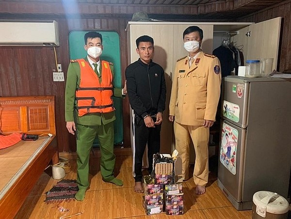 Phát hiện 12kg pháo nổ trái phép trên tàu chở cát lậu