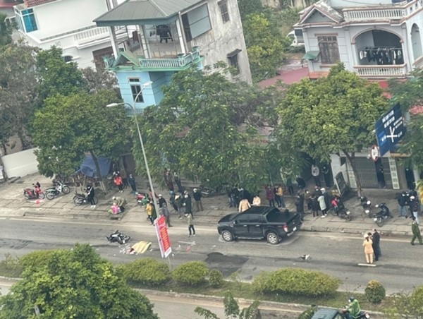 Mở cửa ô tô bất cẩn gây tai nạn, một nữ sinh tử vong