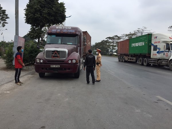 Hà Nội: Trong hai tuần CSGT Hà Nội xử lý gần 100 xe Container đỗ trên Quốc lộ 5