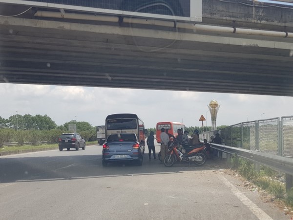Phạt tiền từ 10-12 triệu đồng đối với người điều khiển xe thực hiện hành vi đón, trả khách trên đường cao tốc
