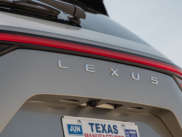 Lexus NX 2022 sẽ thay thế logo phía sau bằng chữ Lexus 