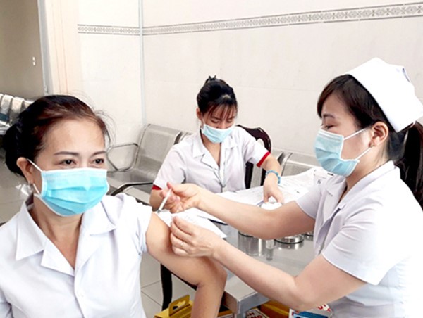 Thúc đẩy mạnh mẽ, quyết liệt việc tiêm vaccine phòng COVID-19, bảo đảm an toàn, hiệu quả