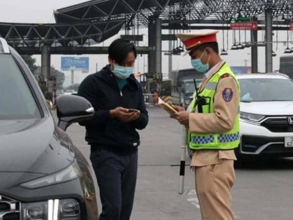 Vợ đi xe chồng, con mượn xe bố có bị phạt lỗi không chính chủ?