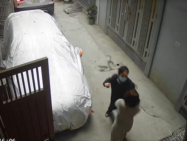 [Clip]: Phó Vụ trưởng đánh phụ nữ vì tranh cãi chỗ đỗ xe 