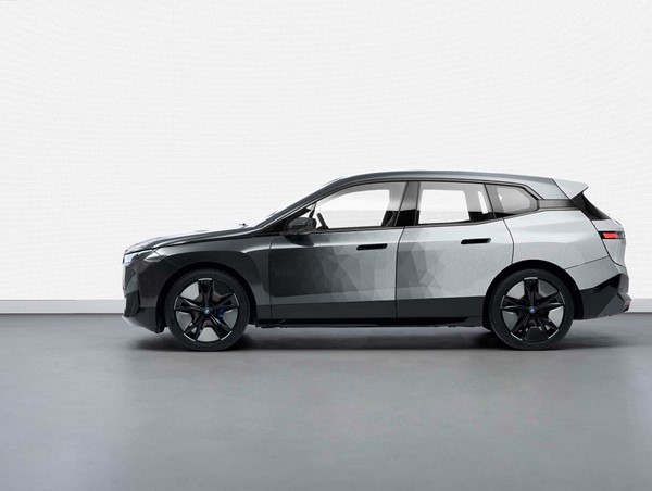 BMW ra mắt công nghệ sơn đổi màu mới tại CES 2022