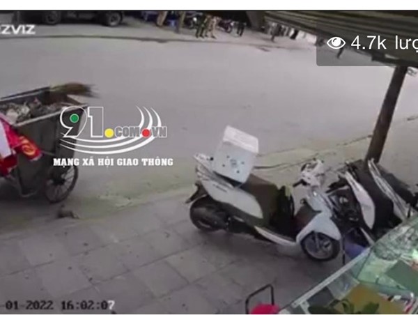 [Clip]: Kinh hoàng hai thanh niên đi xe máy thông chốt tông gục CSGT