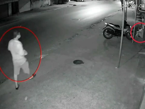 [Clip]: Say rượu ngủ trước cửa nhà bị trộm mất xe máy và ví tiền 