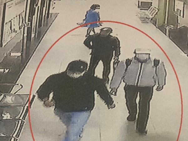 Truy tìm 3 đối tượng cướp tài sản tại chung cư Linh Đàm