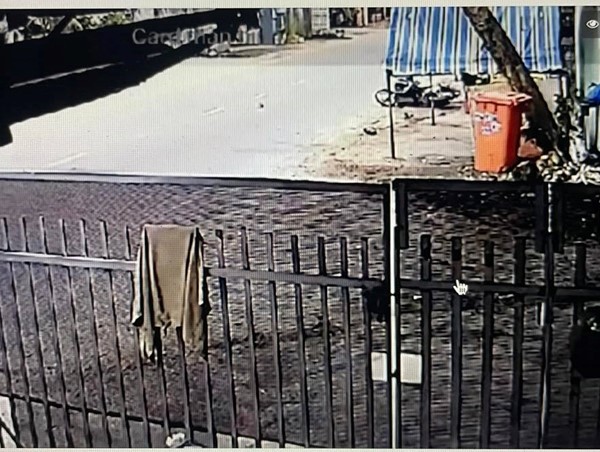 [Clip]: Tài xế ô tô đâm người phụ nữ đi xe máy nguy kịch rồi bỏ chạy 